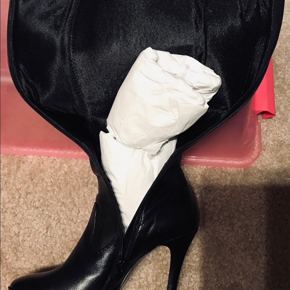 “HOT BOOTS IN THE CITY” by Kristin Davis - Picture 8 of 9